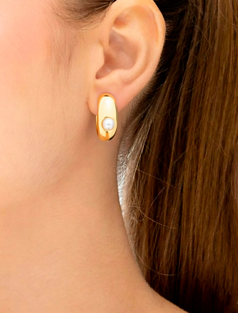 Brinco Meia Argola Oval Banho Ouro 18K Pérola Shell