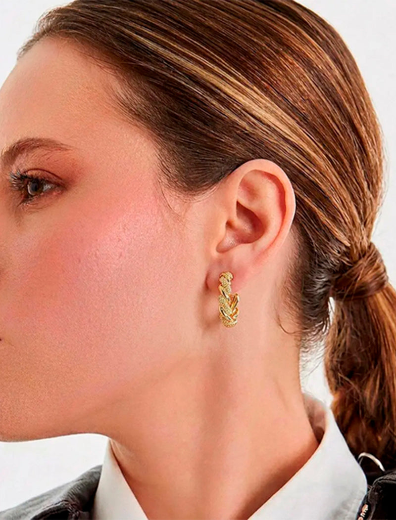 Brinco Meia Argola Trançada Lisa Cravejada Banho Ouro 18k Zircônia