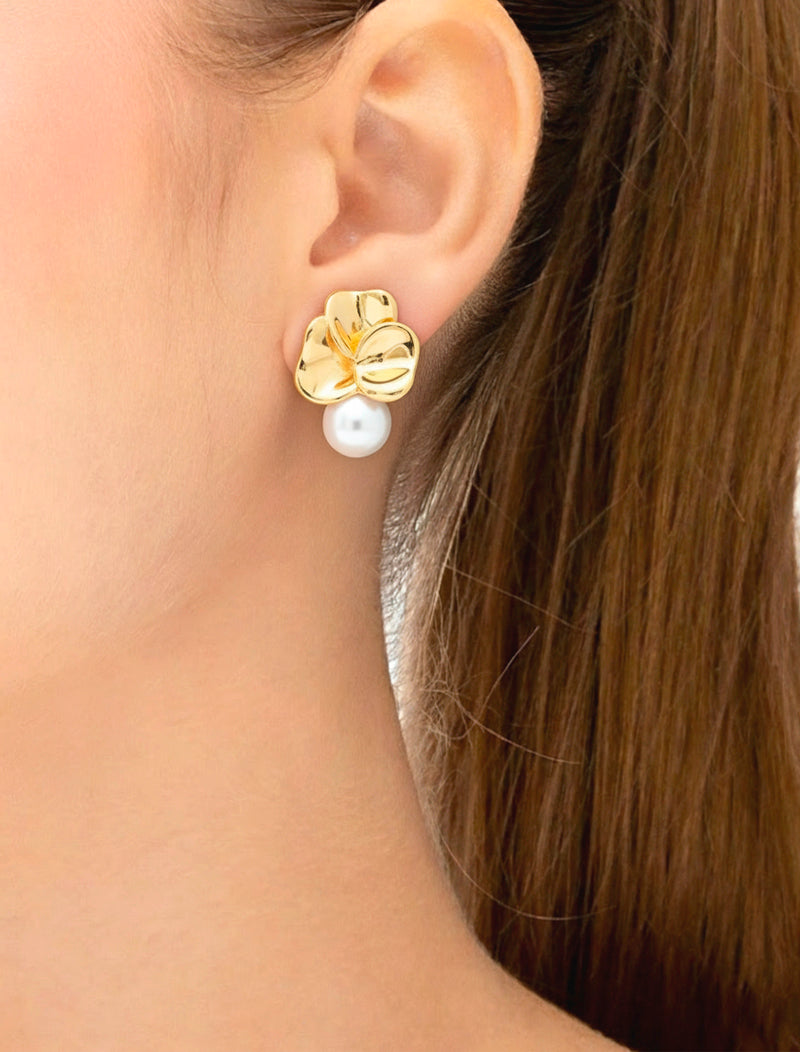 Brinco Base Flor Lisa Banho Ouro 18K Pérola Shell