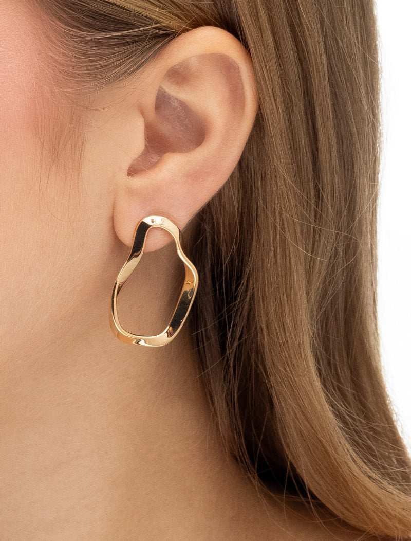 Brinco Liso Oval Ondulado Vazado Banho Ouro 18k Rosa Valverde