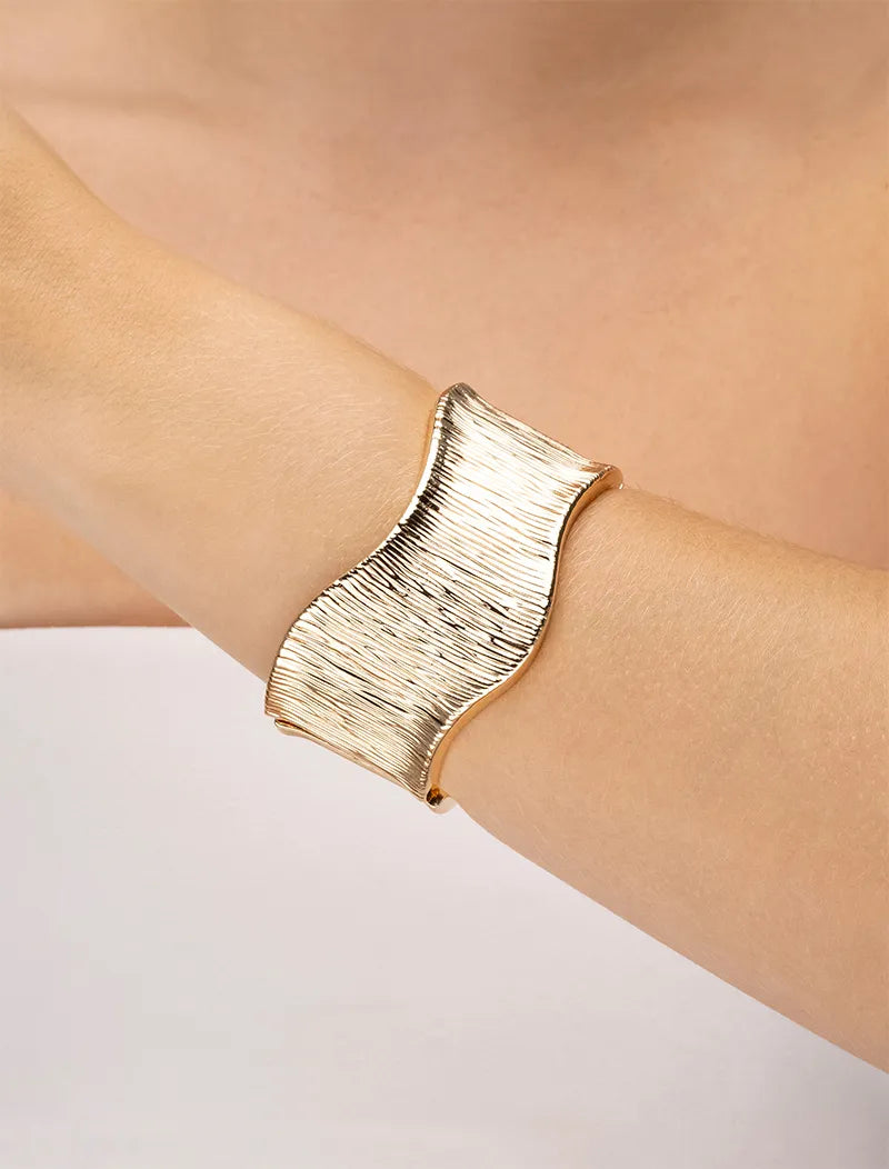 Pulseira Bracelete Largo Texturizado Liso Banho Dourado