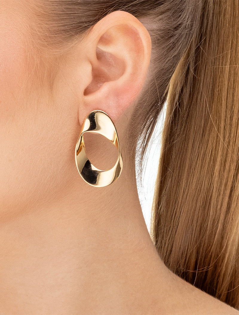 Brinco Argola Oval Vazada Lisa Banho Ouro 18K