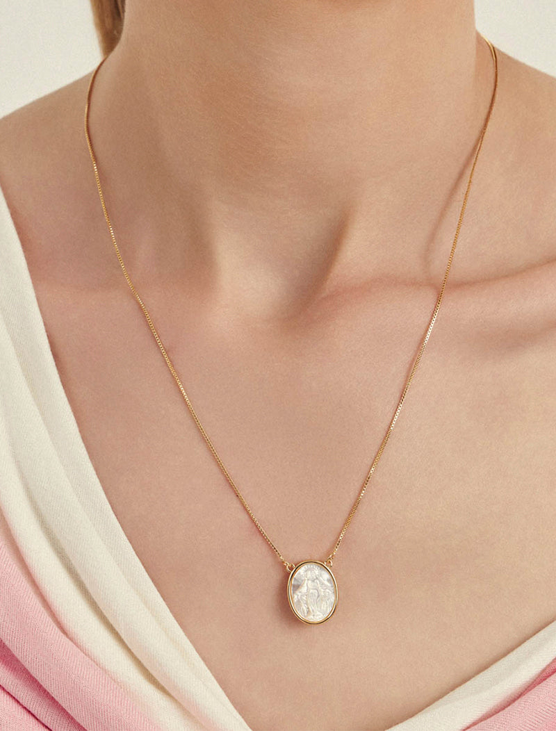 Colar Nossa Senhora das Graças Medalha Pequena Banho Ouro 18k Madrepérola