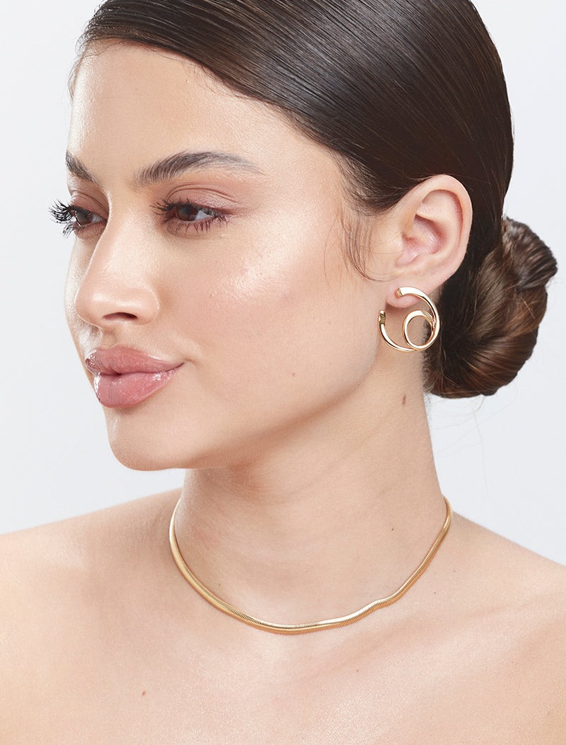 Brinco Entrelaçado Liso Banho Ouro 18K