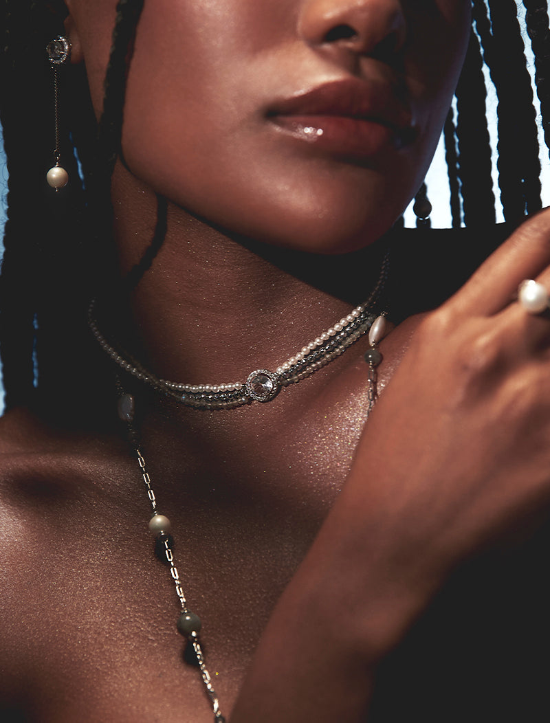 Colar Choker Luna 3 Fileiras Círculos Cravejado Banho Ródio Hematita Peróla Shell