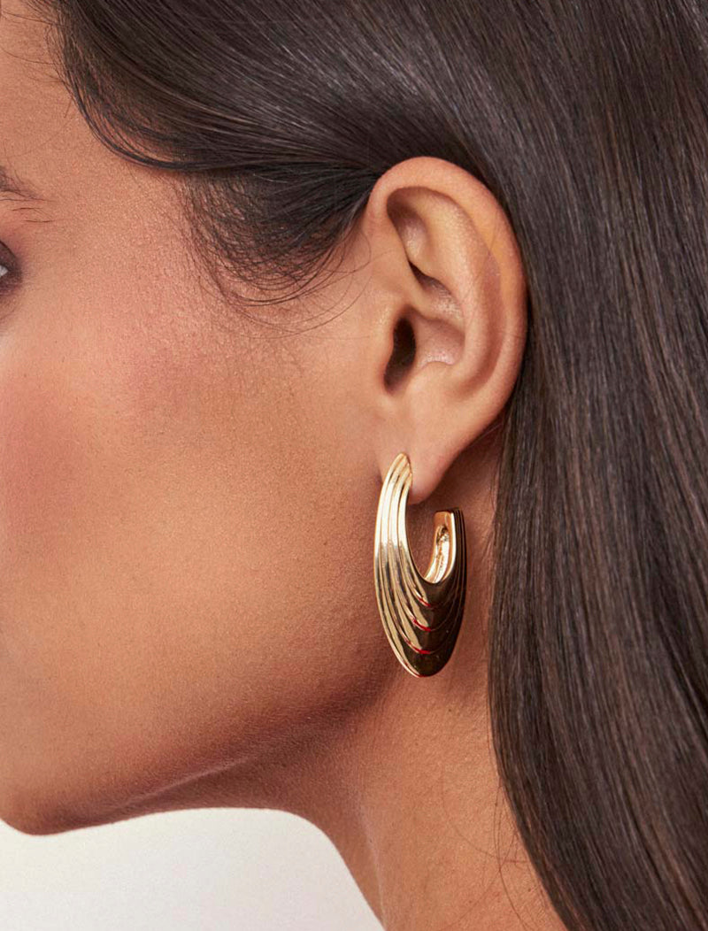 Brinco Meia Argola Oval Liso Banho Ouro 18K