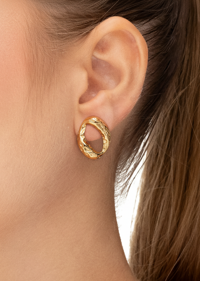 Brinco Oval Vazado Amassado Liso Banho Ouro 18K
