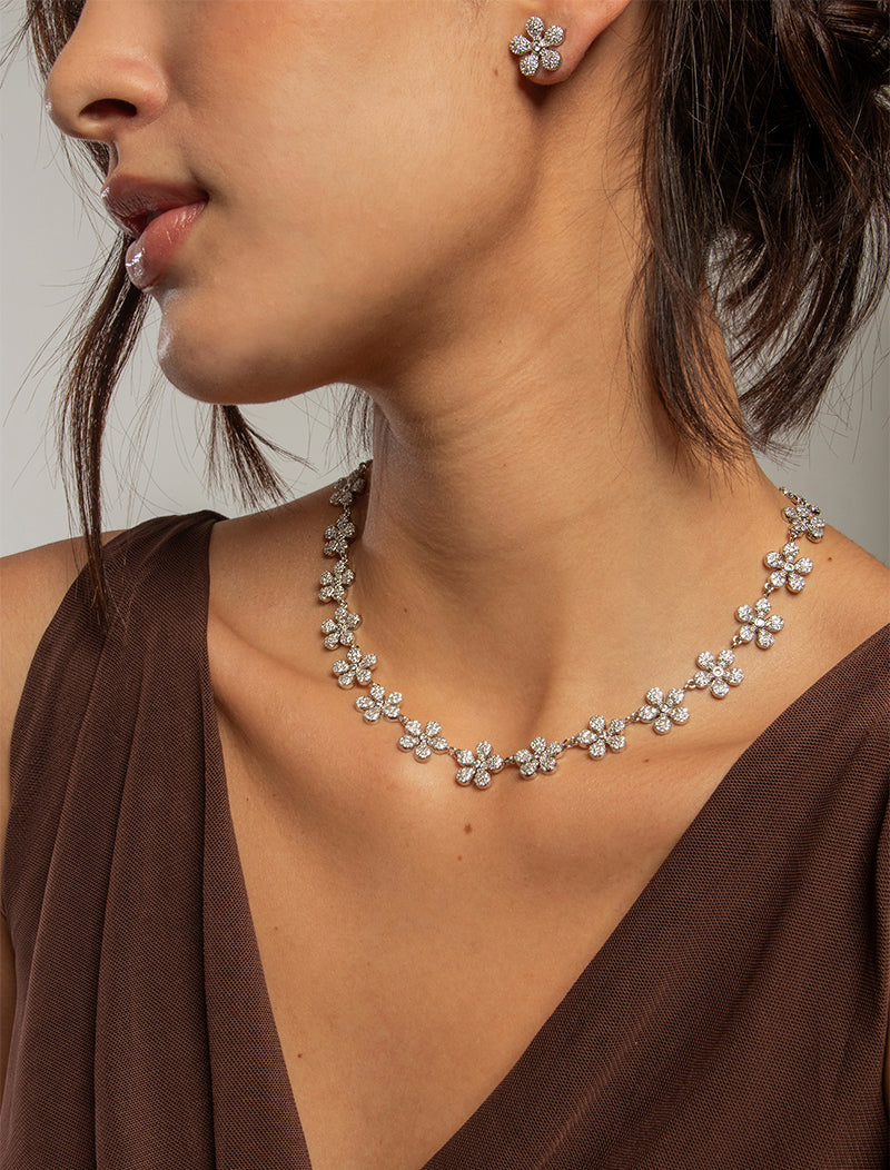 Conjunto Flores Cravejadas Banho Prateado Zircônia