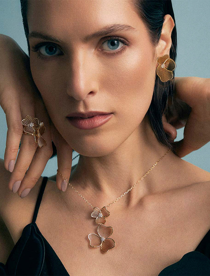 Conjunto Flor Linhas Vazadas Banho Ouro 18k Detalhe Cravejado em Zircônia