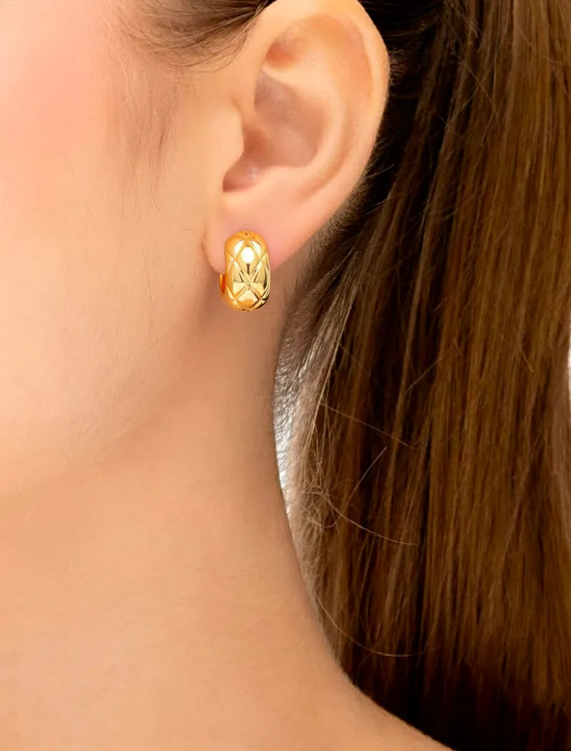 Brinco Argola Pequena Texturizada Lisa Banho Ouro 18K