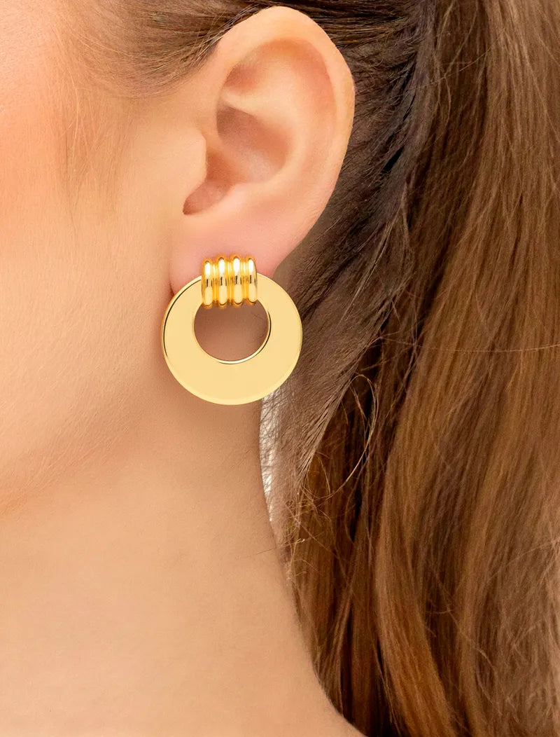 Brinco Redondo Vazado Liso Banhado Ouro 18K