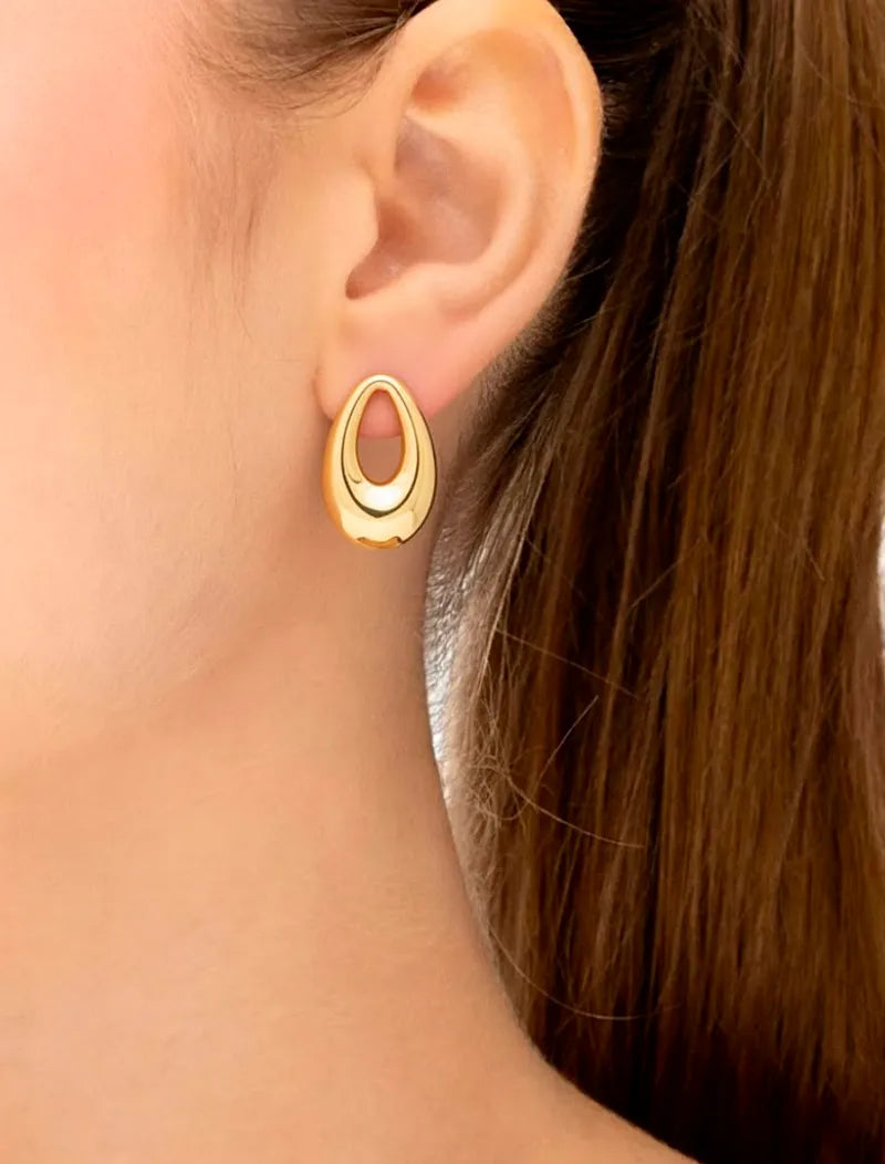 Brinco Gota Lisa Vazado Banho Ouro 18K