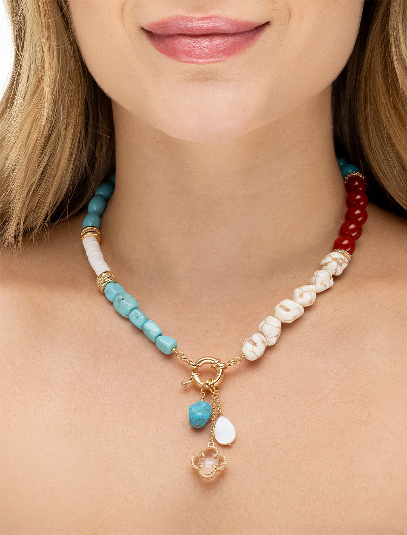 Colar Selene Pedras Pingente Trevo Banho Ouro 18k Howlita Turquesa e Agatha