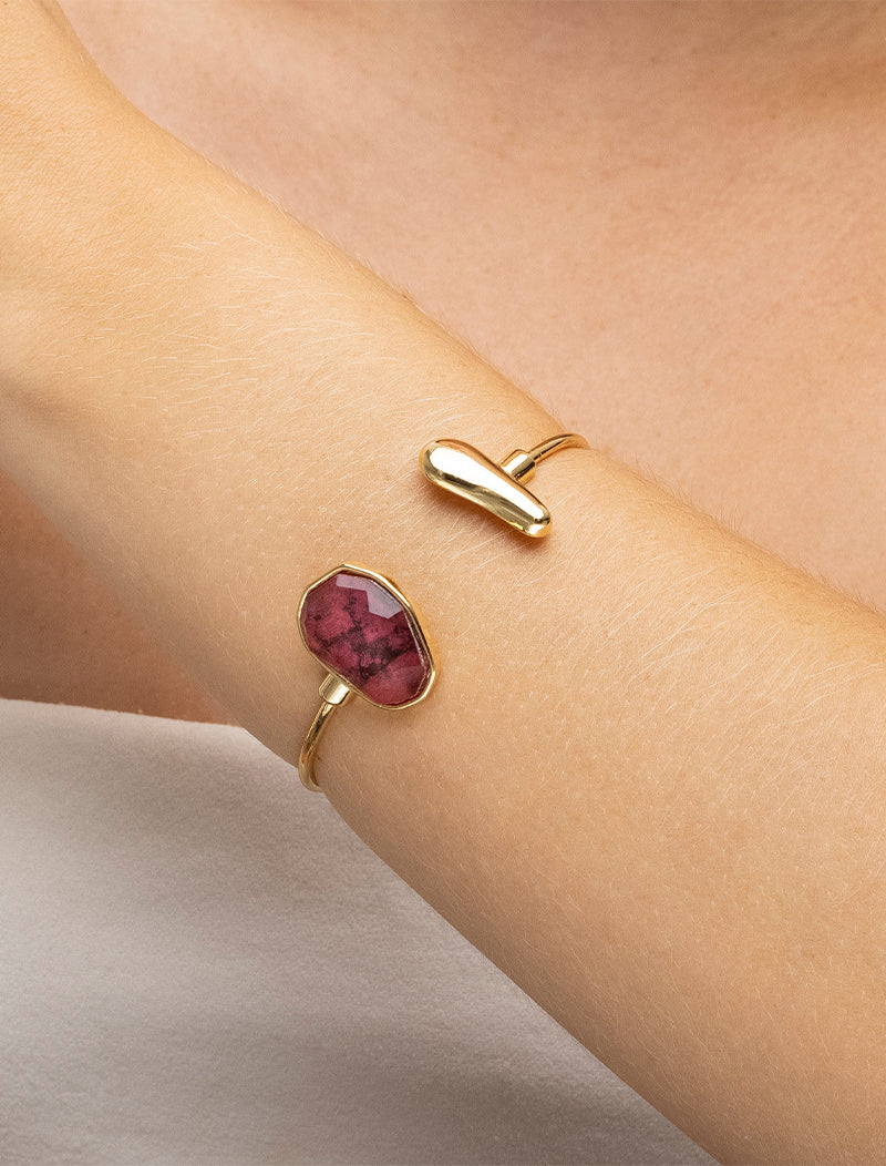 Pulseira Bracelete Aberto Meio Pedra Banho Ouro 18K Rodonita