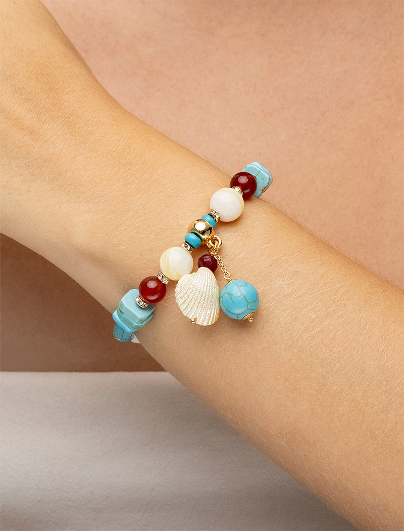Pulseira Selene Pingente Concha Pedras Banho Ouro 18k Howlita Turquesa e Madrepérola