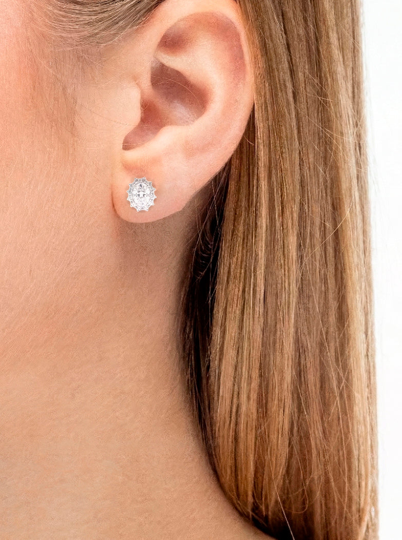 Brinco Oval Volta Cravejada 5.7MM Prata 925 Moissanite