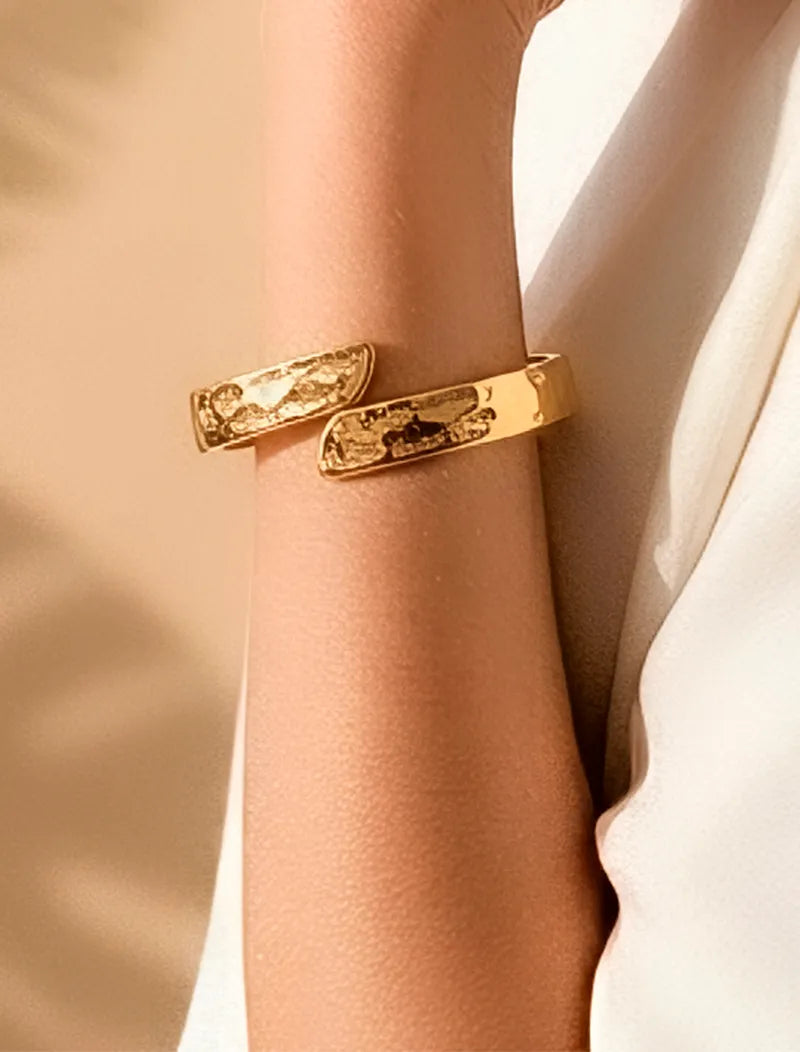 Pulseira Bracelete Articulável Texturizado Liso Banho Ouro 18K