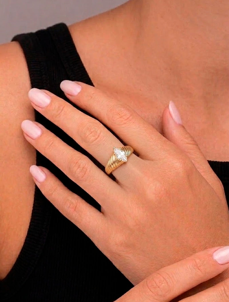 Anel Navete Meio Cristal Banho Ouro 18k