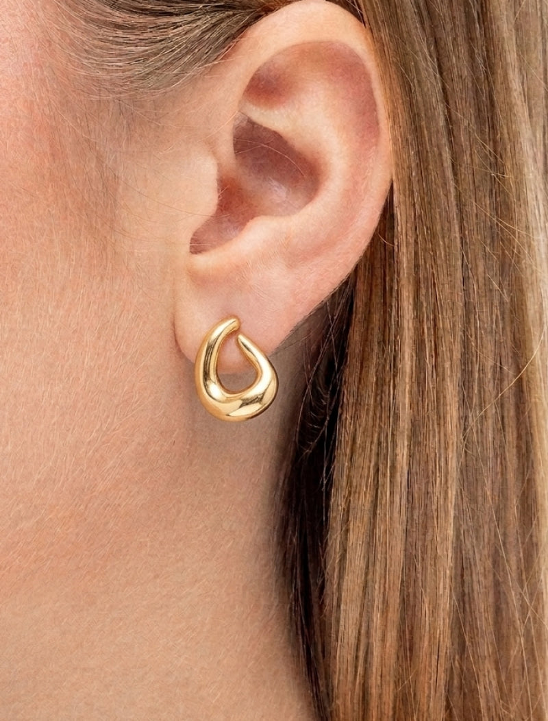 Brinco Oval Curvo Vazado Liso Banho Ouro 18k