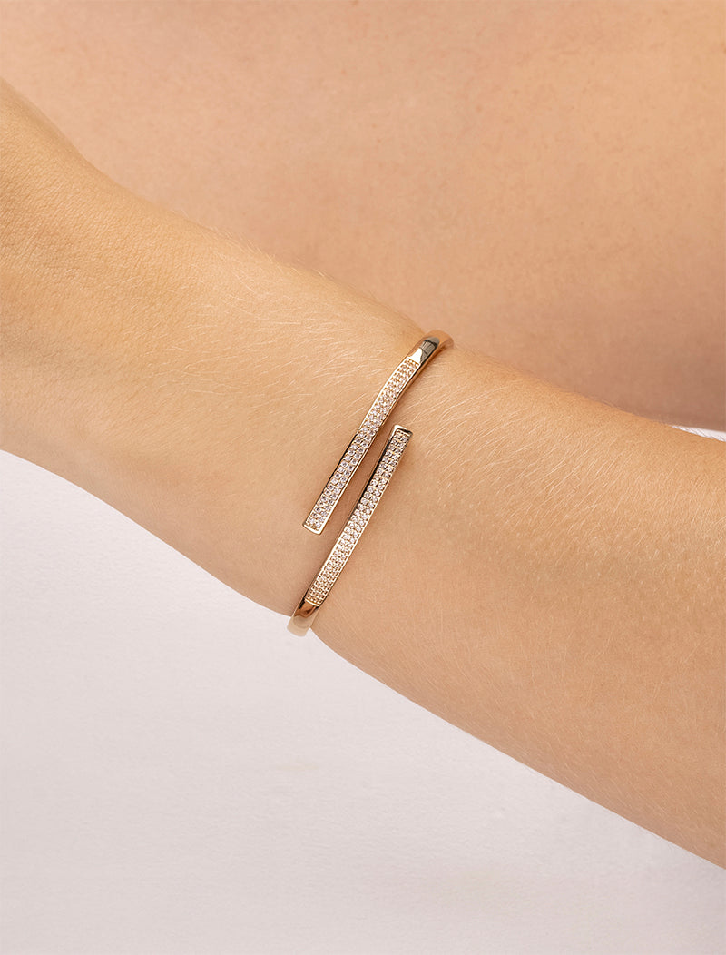 Pulseira Bracelete Meio Aberto Cravejado Banho Dourado Zircônia