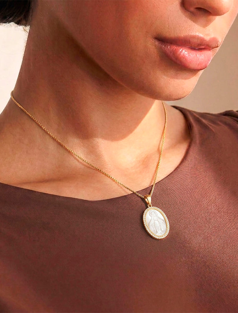 Colar Medalha Nossa Senhora das Graças com Volta Cravejada Banho Ouro 18k Madrepérola
