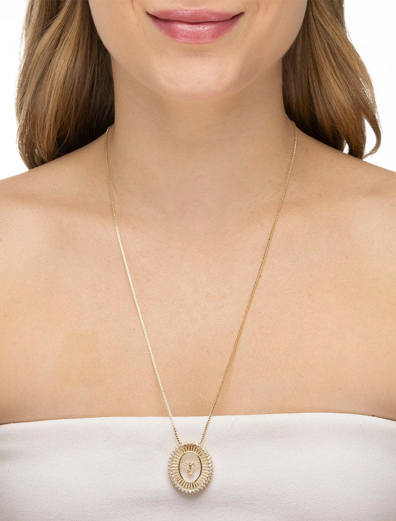 Colar Espírito Santo Oval Vazado Volta Cravejada Banho Ouro 18k