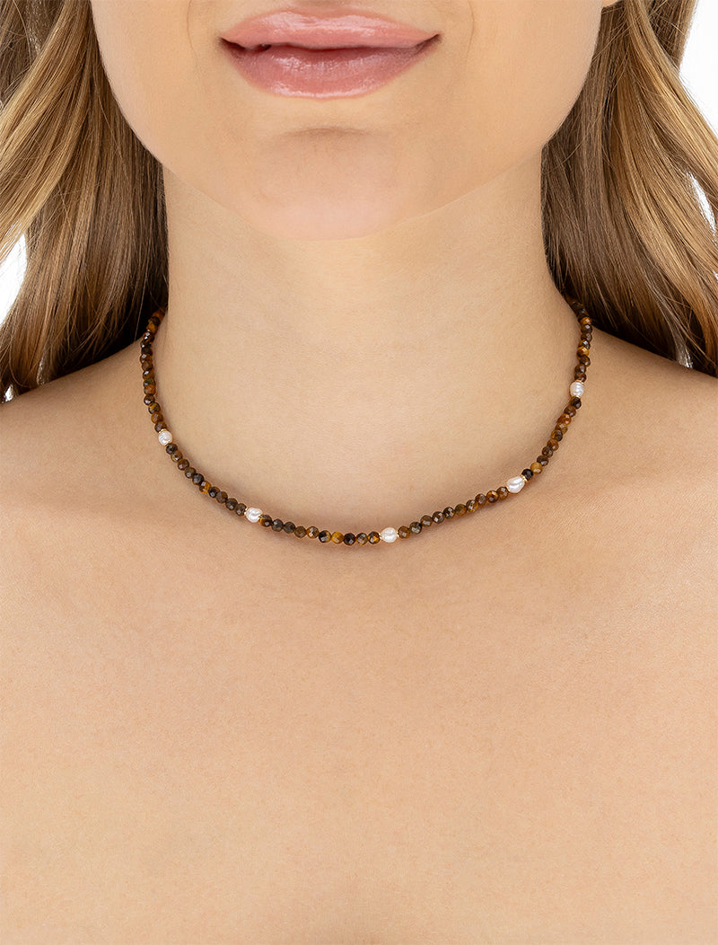 Colar Choker Delicada Banho Ouro 18k Olho de Tigre e Pérola