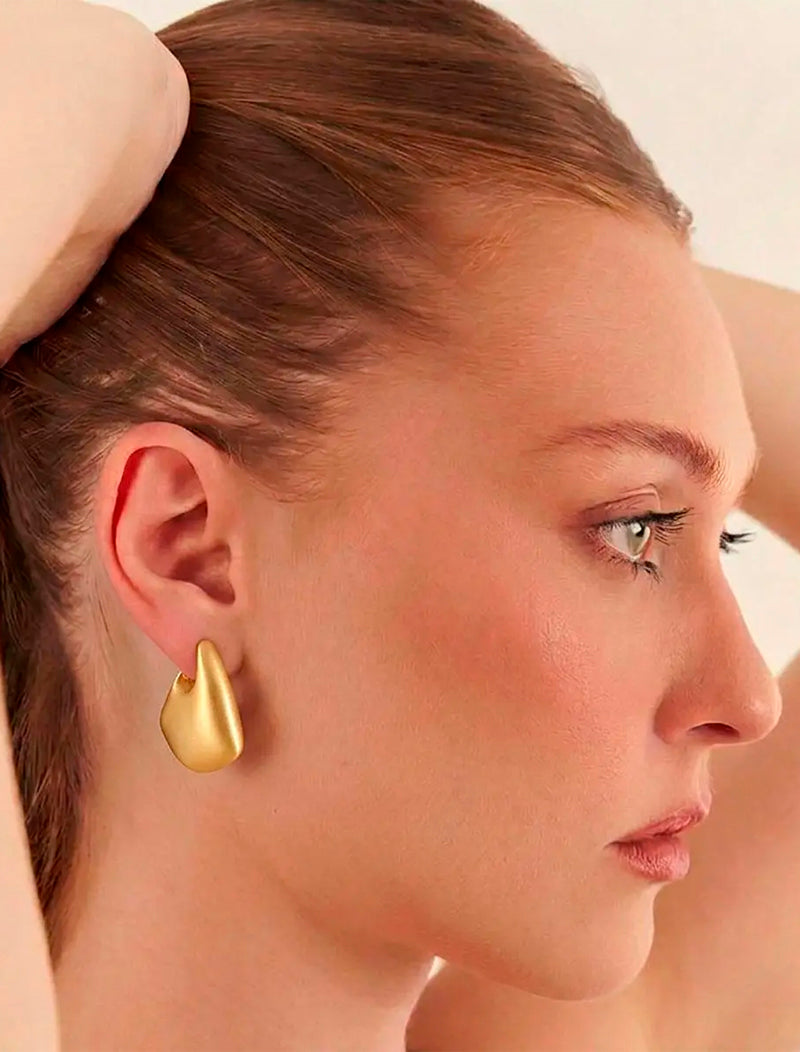Brinco Orgânico Triangular Liso Acetinado Banho Ouro 18k
