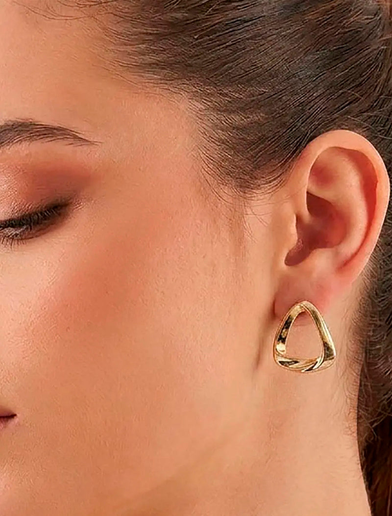 Brinco Triângulo Vazado Liso Banho Ouro 18k