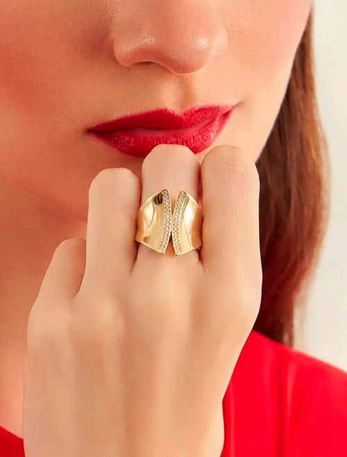 Anel Curvo Largo com Fileiras Cravejadas Banho Ouro 18k