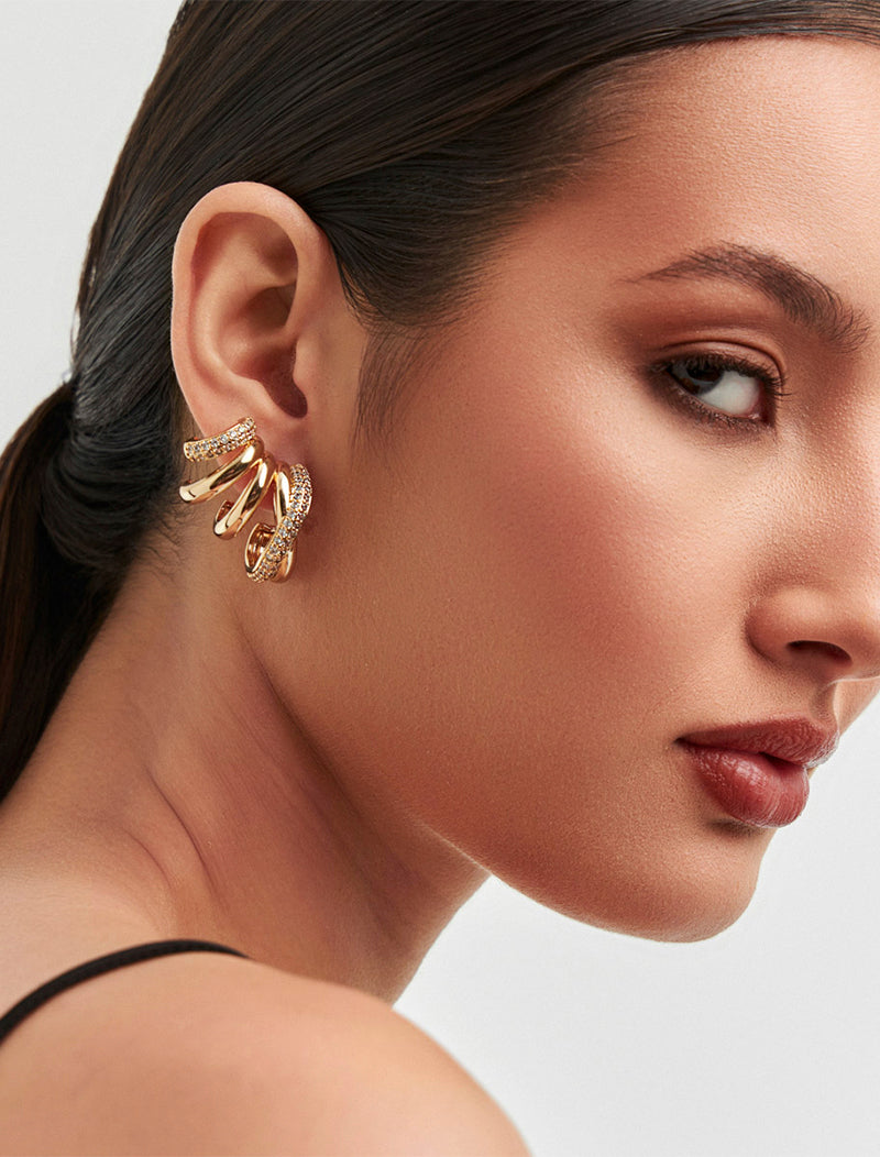 Brinco Meia Argola Voltas Cravejadas Banho Ouro 18k Zircônias