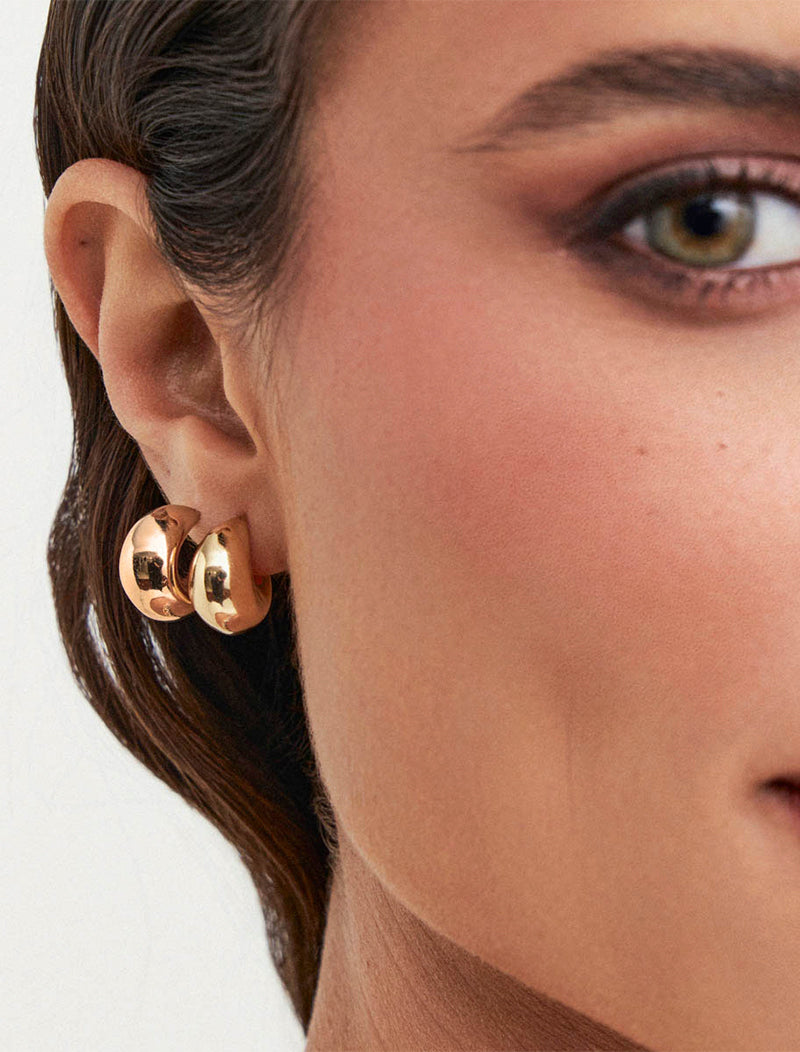 Brinco Meia Argola Abaulada Lisa Banho Ouro 18k