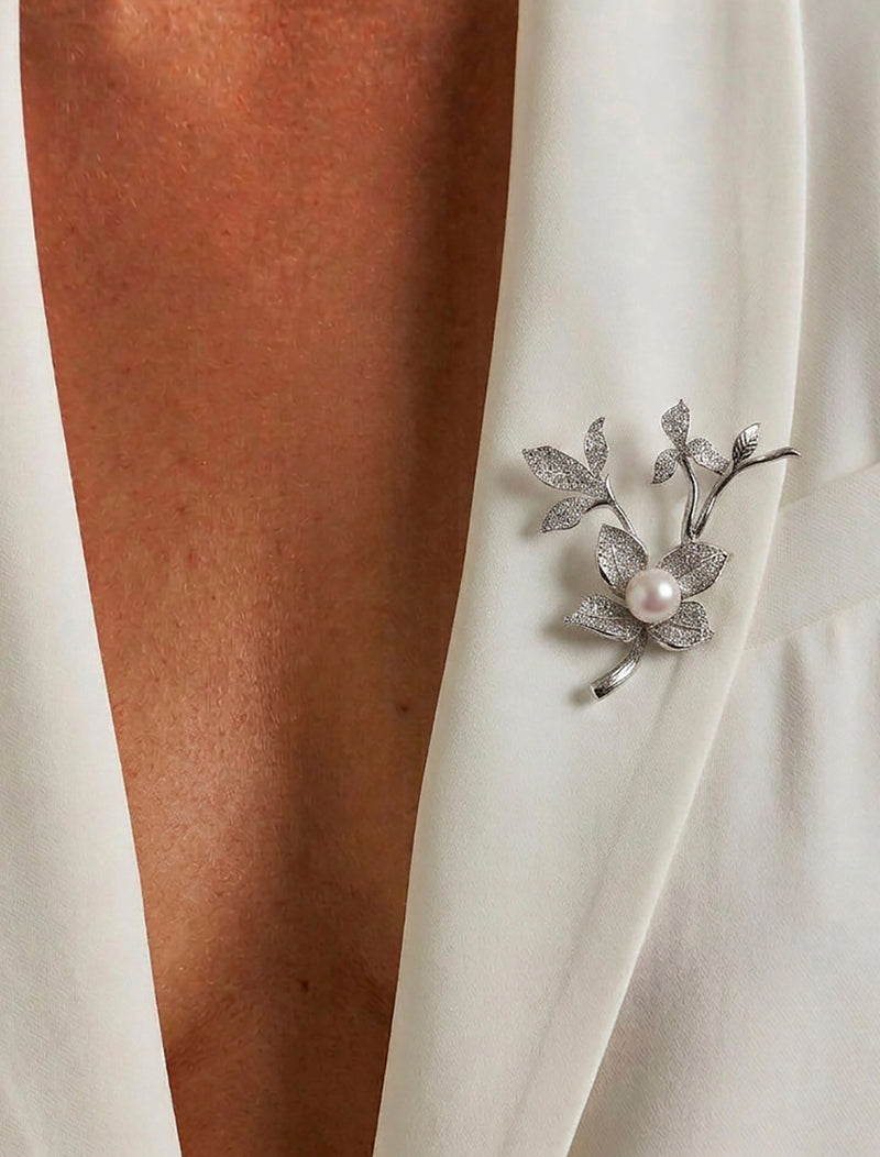 Broche Flor Cravejada Banho Ródio Pérola Shell Zircônia