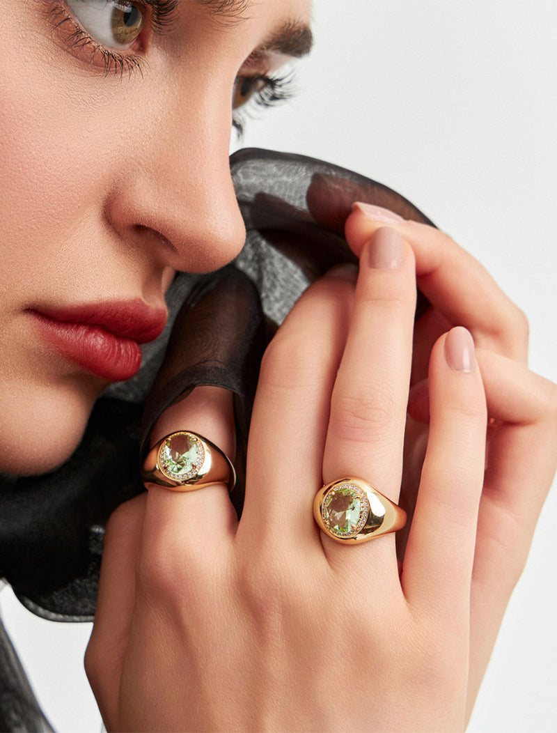 Anel Oval Laterais Cravejadas Banho Ouro 18k  Cristal  Zircônia