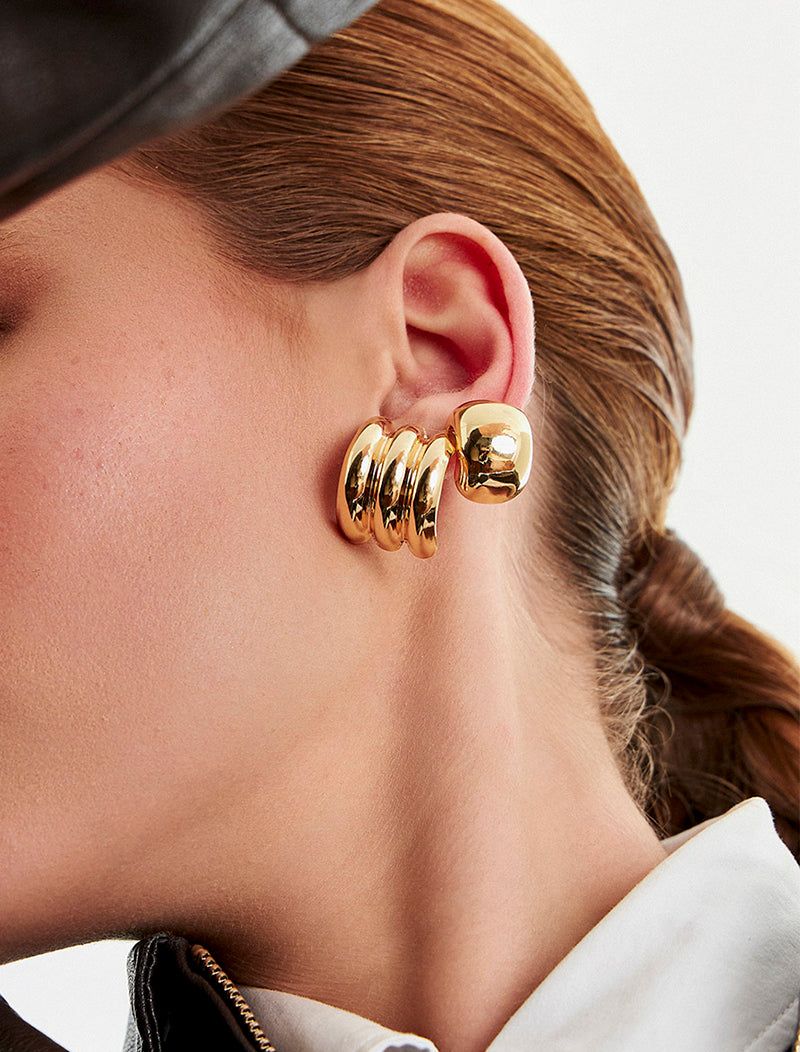 Brinco Meia Argola Lisa Curva Abaulada Banho Ouro 18k