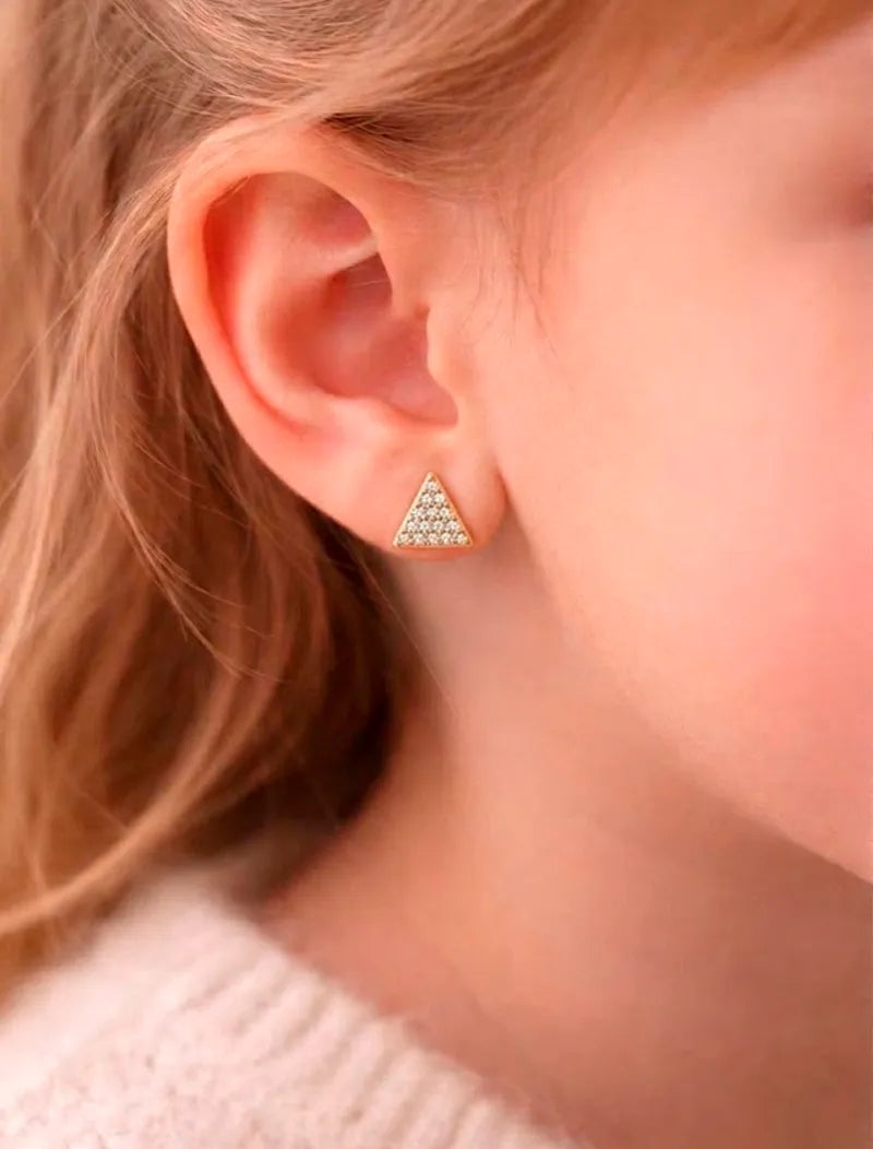 Brinco Infantil Triângulo Cravejado Banho Ouro 18K Zircônia