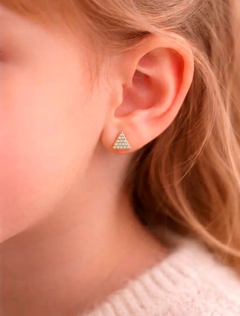 Brinco Infantil Triângulo Cravejado Banho Ouro 18K