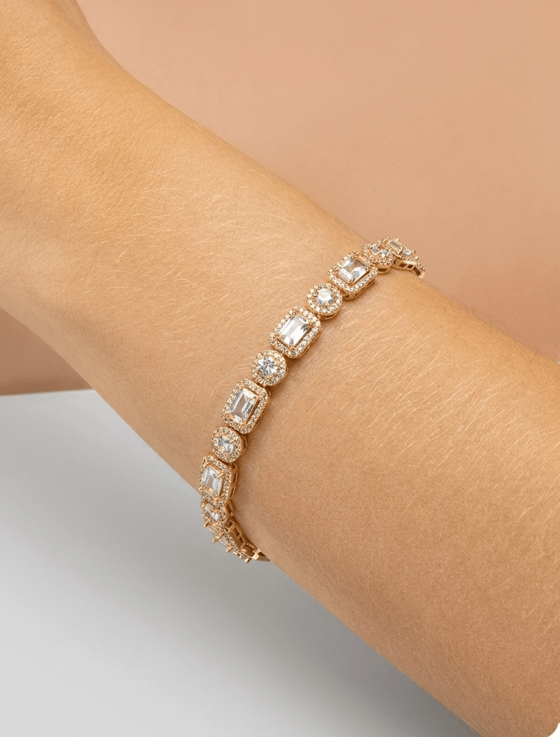 Pulseira Formatos Geométricos Voltas Cravejadas Banho Dourado Cristal Zircônia