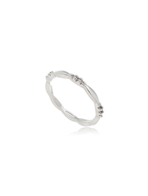 Anel Oval Liso Cravejado Banho Ródio Zircônia